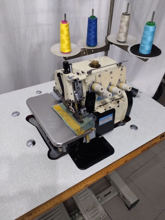 Máquina costura e corte e cose