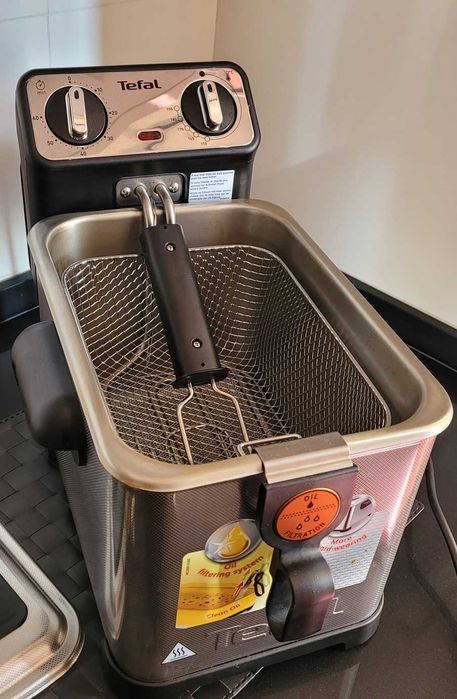 26.04.01 - Fritadeira Tefal Filtra Pro 4L 2400W Inox