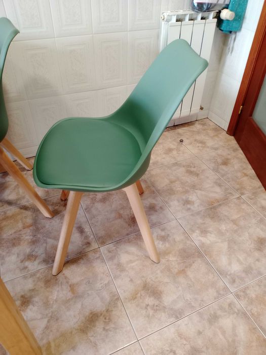 Mesa em madeira com 4 cadeiras em madeira.