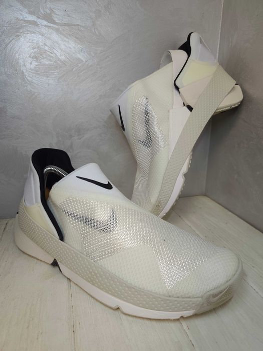 - Nike Go Flyease CW5883-101