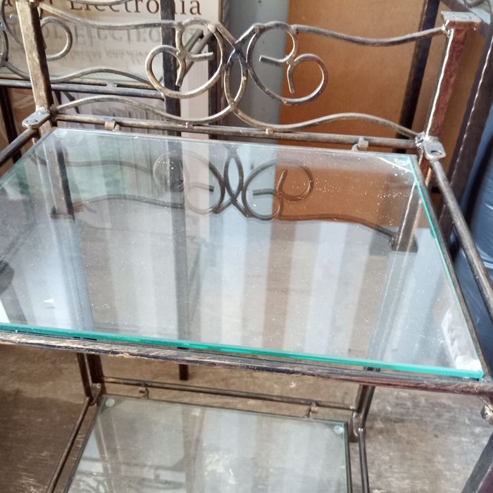 Cama e mesas de cabeceira em ferro