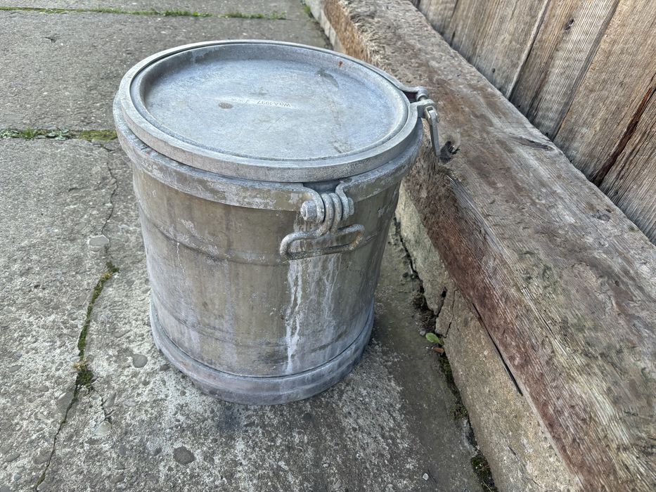 Stary aluminiowy niemiecki pojemnik na proch
