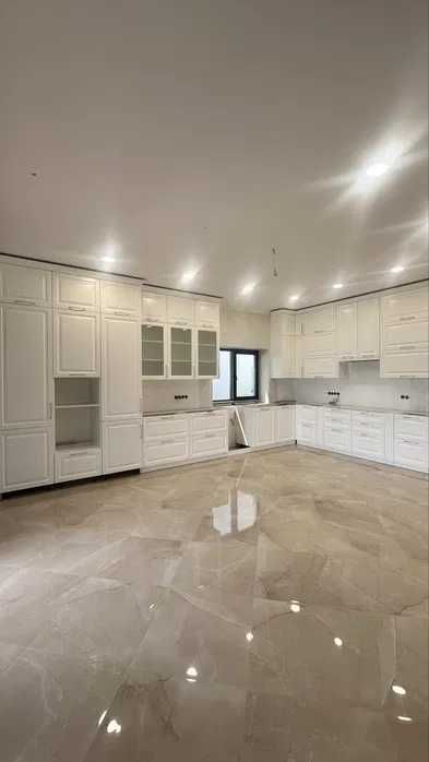 Будинок з ремонтом 207м2, 10 соток КМ, Стоянка - 330000уо