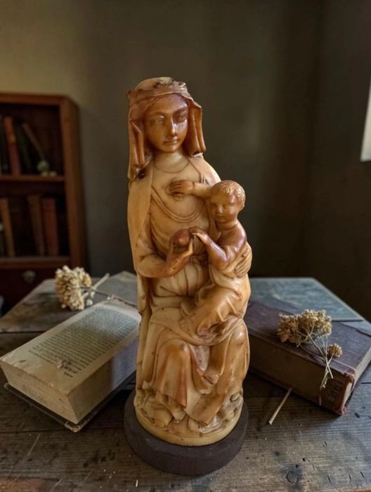 Estatueta religiosa da Virgem Maria com o Menino