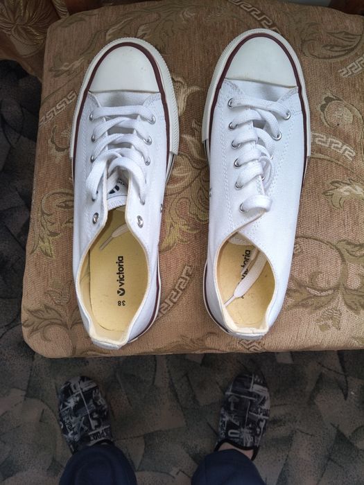 Продам кеди нові