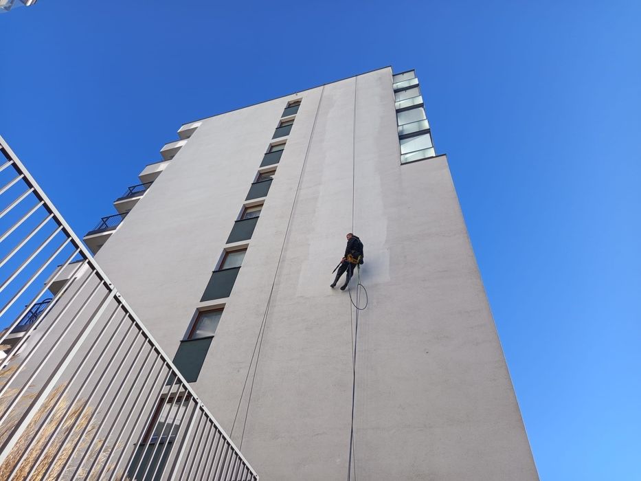 Mycie, malowanie elewacji, dachów. Prace wysokościowe.