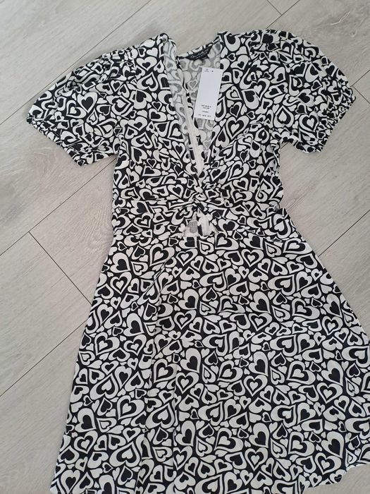 Sukienka mini w serca z wycięciem – Cut-out & Puff Sleeves