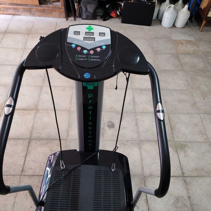 Plataforma vibratória iMedic Professional, 500 W, 180 níveis de velocidade, com elásticos para treino de braços e painel digital."