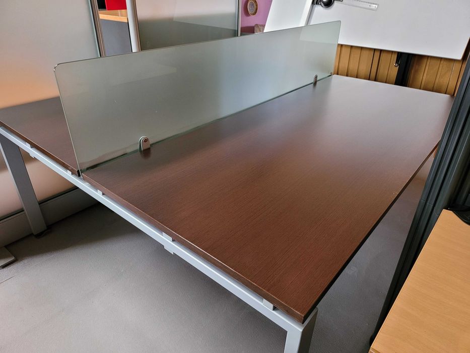 Secretária dupla com separador em vidro - Muito bom estado geral