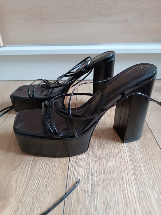 Czarne sandały na obcasie