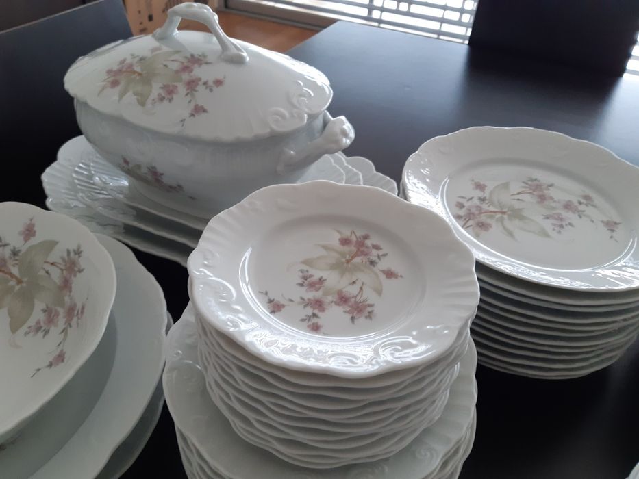 Conjunto de louça Vista Alegre, faqueiro e conjunto de copos