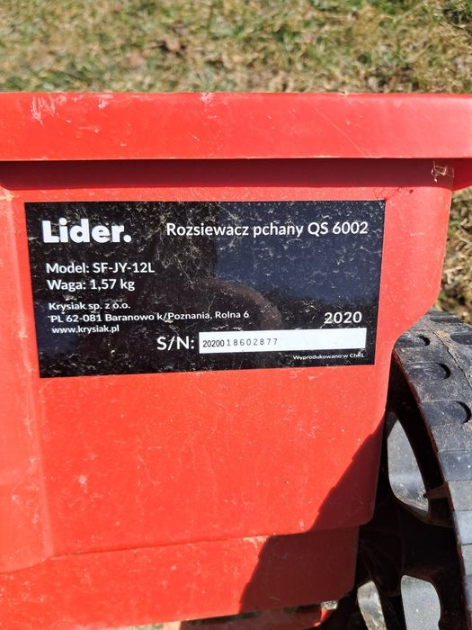 Siewnik do trawy lub nawozu