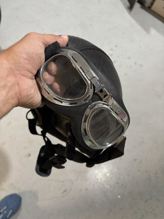 Capacete de mota com oculos