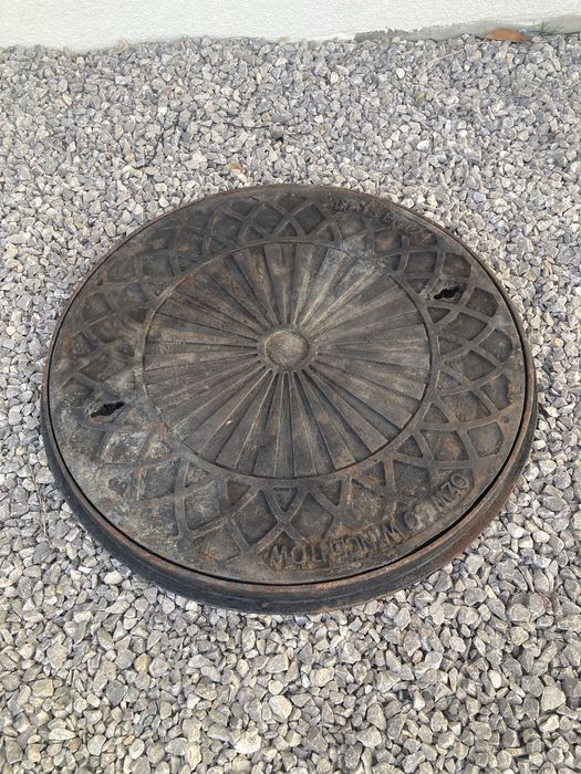 Pokrywa wlaz studzienki kanalizacyjnej z pierscieniem zeliwo