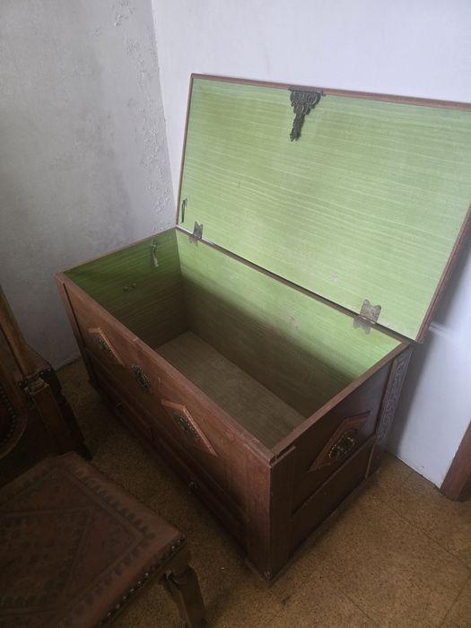 Arca em madeira ideal para guardar roupa