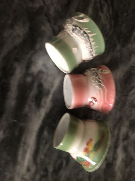 Três copos de shot com imagem no fundo