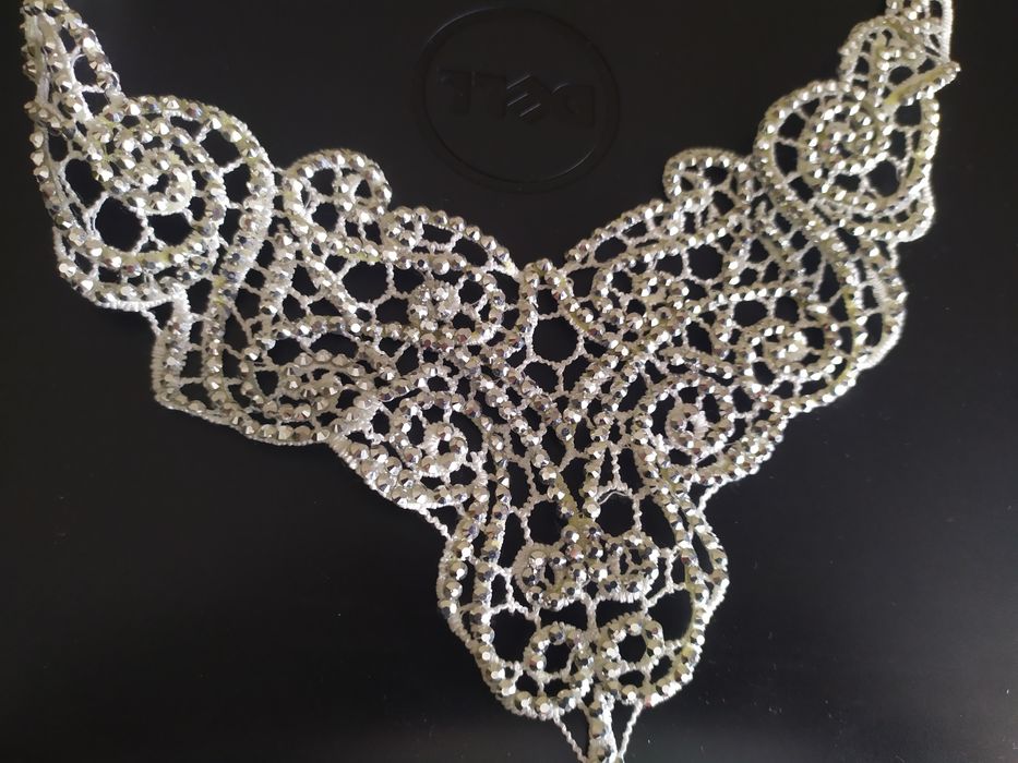 Naszyjnik z ozdobnymi kamyczkami