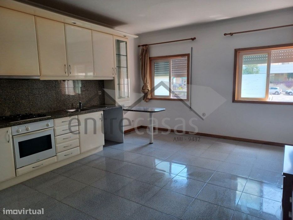 Apartamento T2 Mobilado e Equipado para Arrendar junto a Hospital P...