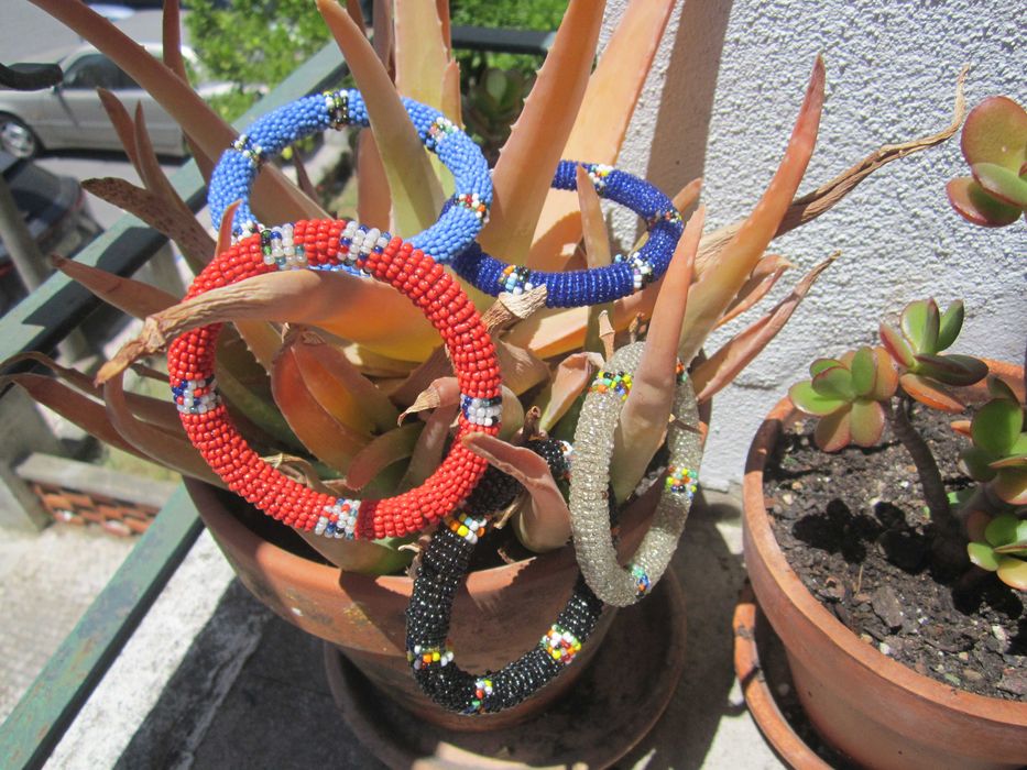 5 pulseiras Massai em preto, branco, azul claro e azul escuro, vermelho