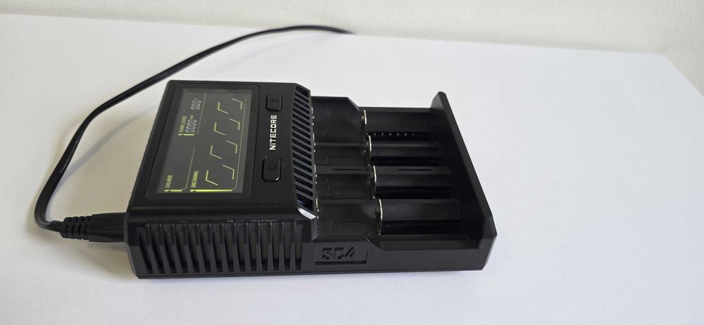 Ładowarka akumulatorków SC4 Nitecore