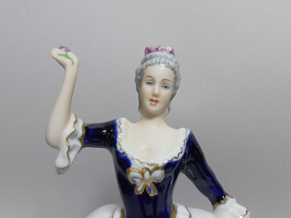 Dworska para, kobaltowe figurki Royal Dux, poł XX w.