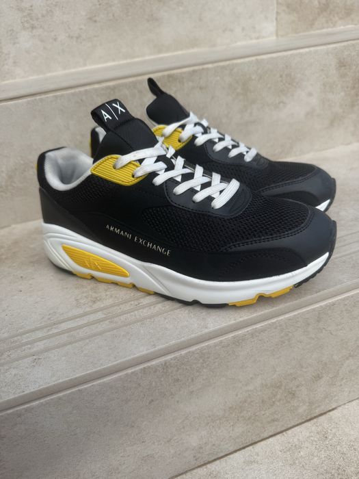 Секонд!оригинал кроссівкии Armani