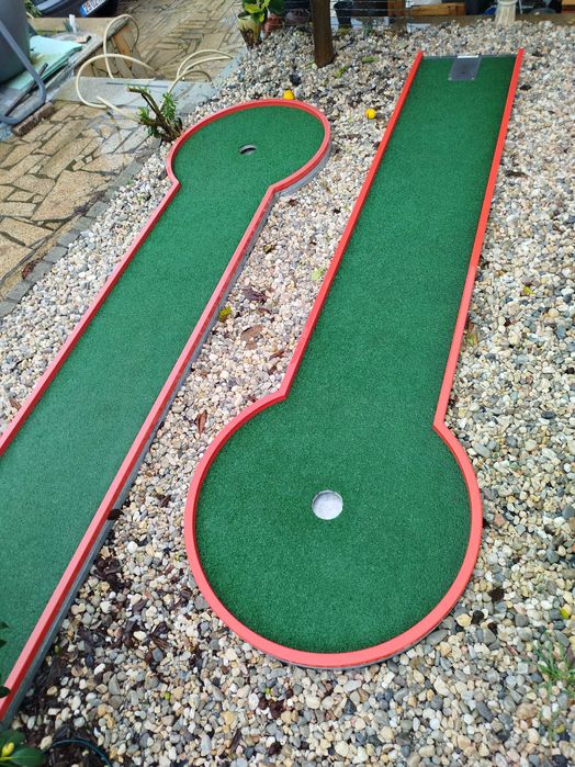 2 Campos Mini Golfe com acessórios, tacos e bolas