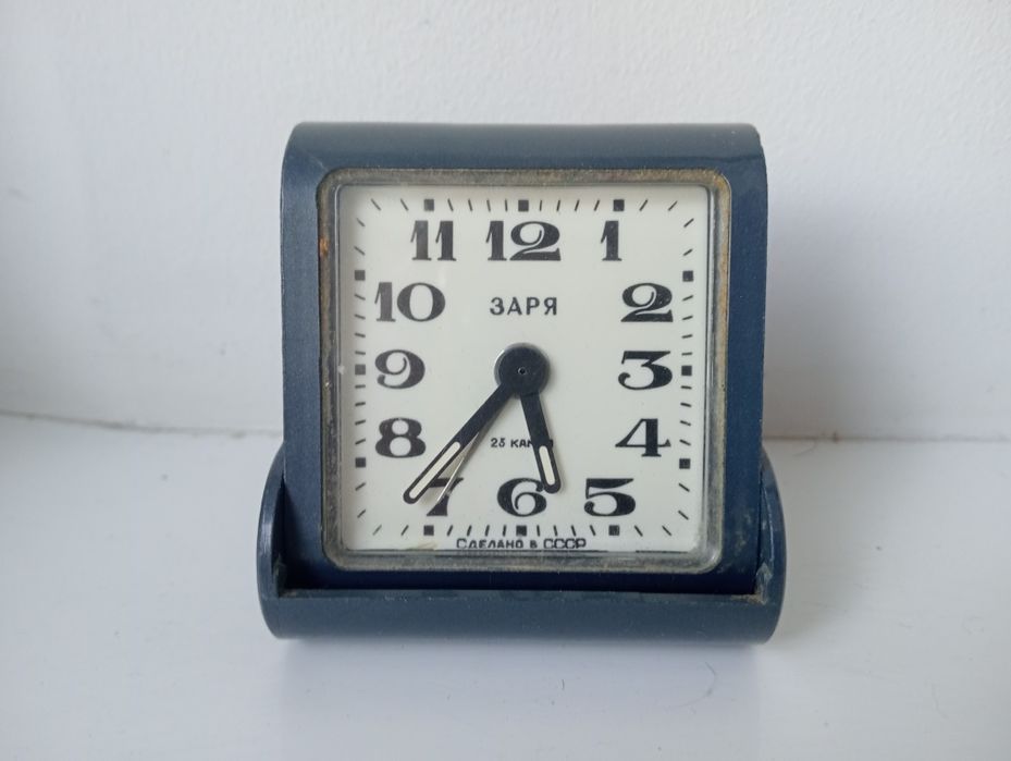 Винтажный дорожный будильник "Заря"  СССР