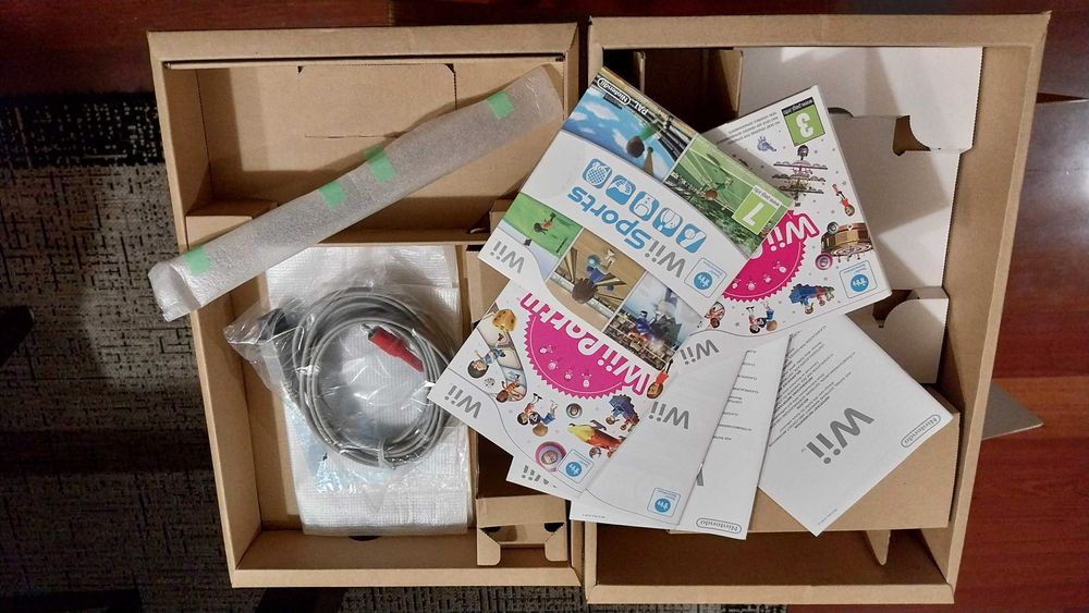 Nintendo Wii Family Box – Box Only / Accessories / Two Games64283925405314121