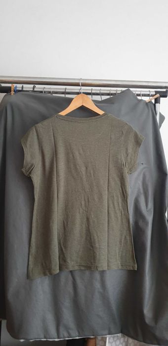 T-shirt verde com estampa de lobo