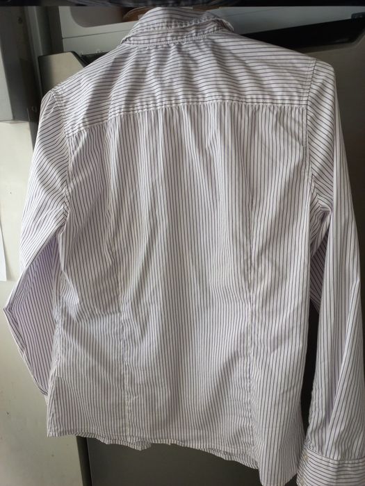 Camiseiro branco com riscas lilases