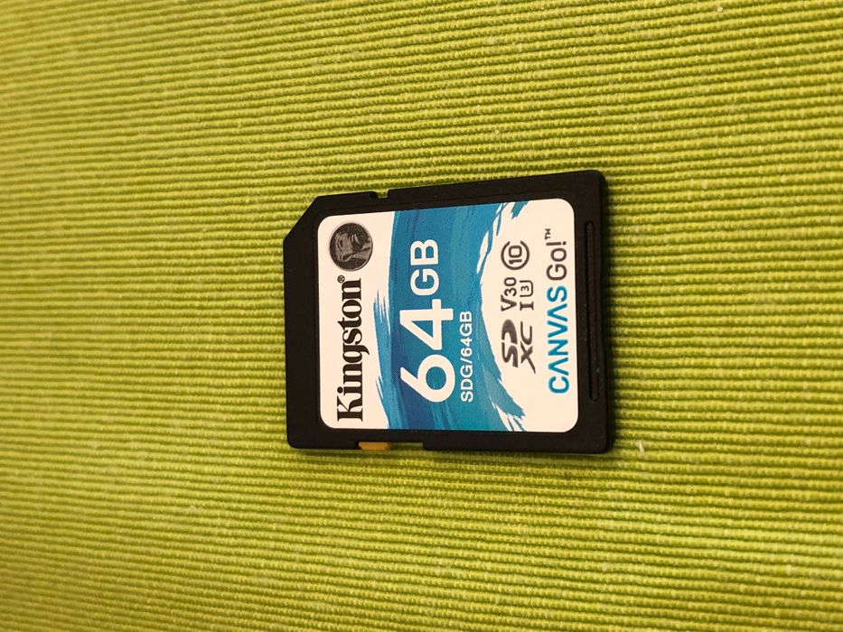 Máquina Fotográfica Canon EOS 250D + CANON EF 75-300MM + Acessórios