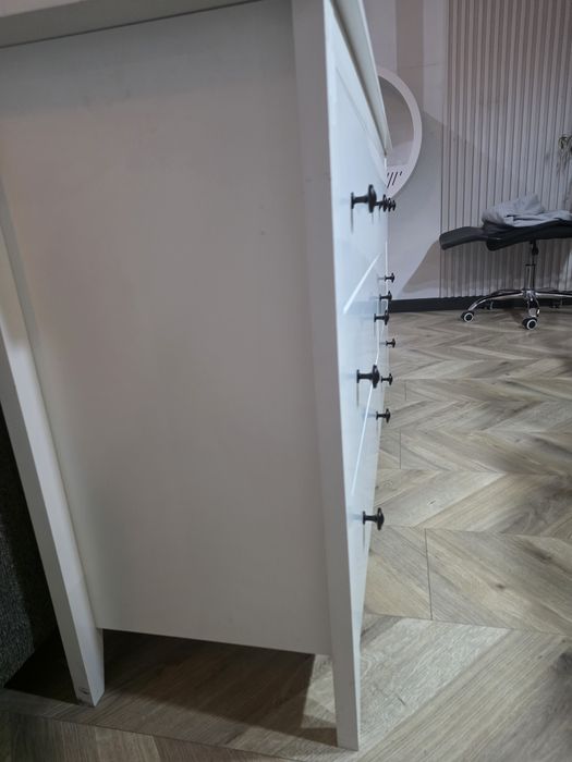 Sprzedaż białą komodę z szufladami