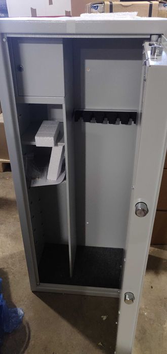 Szafa na broń S1 na 6 szt plus półki i skrytka - zamek kluczowy