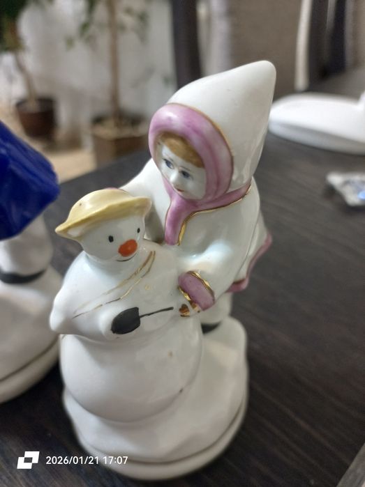 Порцелянова статуетка з Ссср.Дівчинка ліпить сніговика.