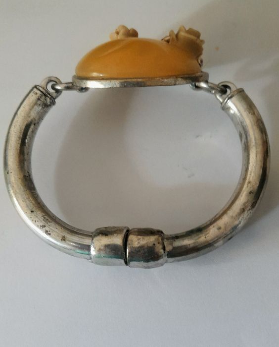 Bracelete vintage com pedra ambar e fecho iman - Bom estado