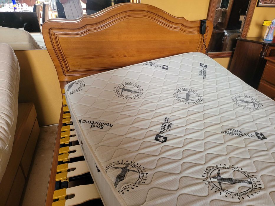 Excelente cama em madeira maciça com estrado articulad