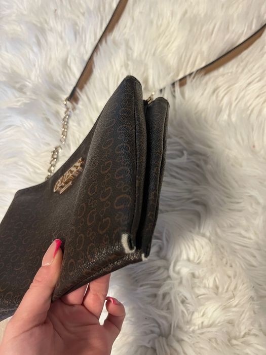 Torebka GUESS monogram na długim łańcuszku