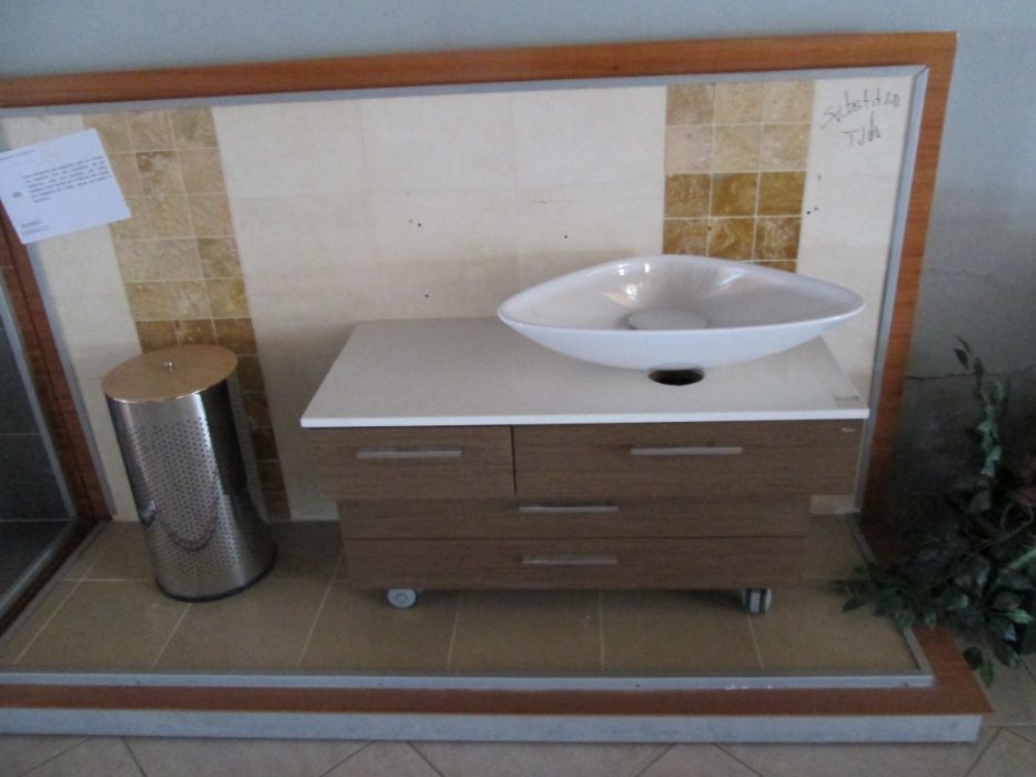 Móveis e loiças de Casa de banho Novos.