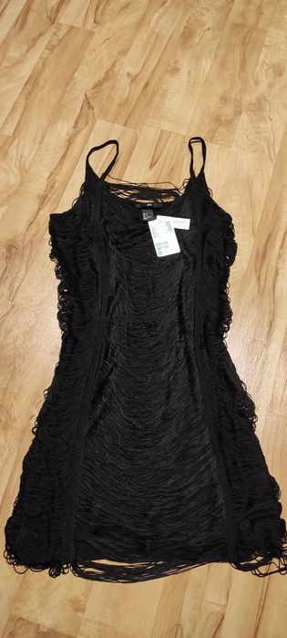 Mała czarna elastyczna i maskująca niedoskonałości