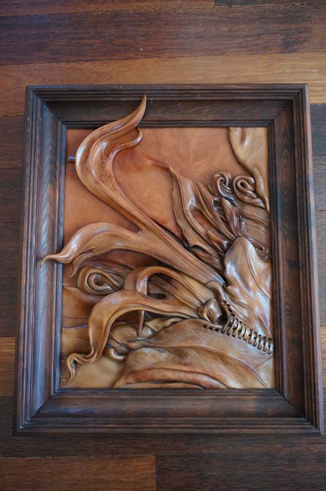 Obraz ze skóry w drewnianej ramie.