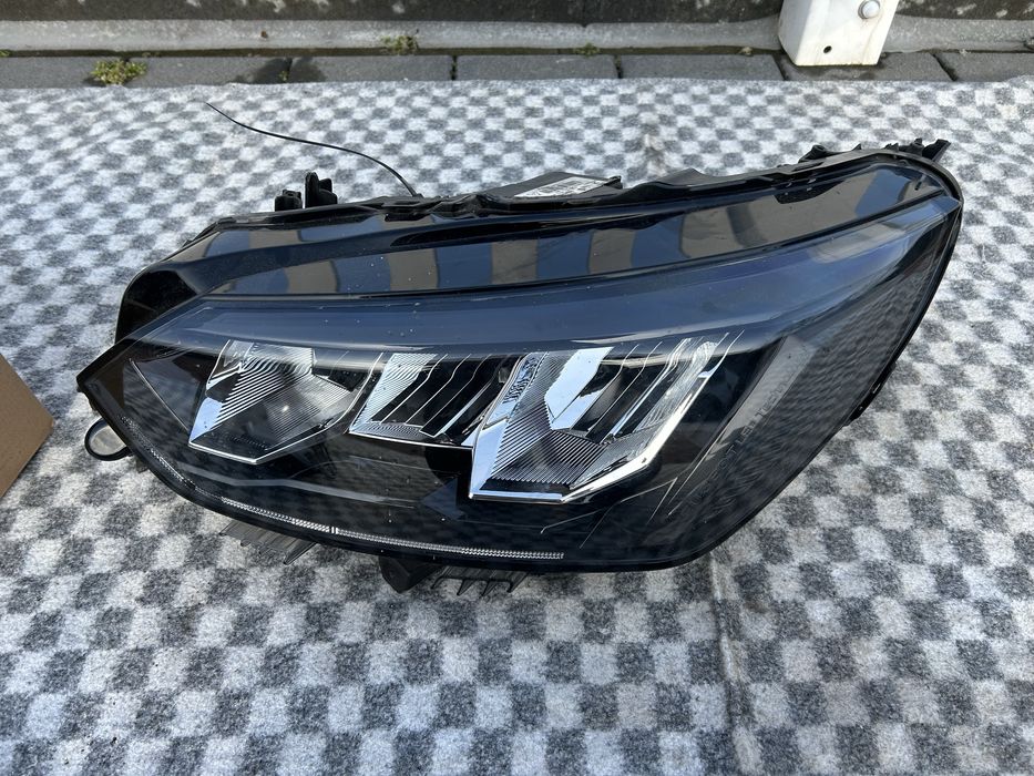 Lampa lewa peugeot 2008 II