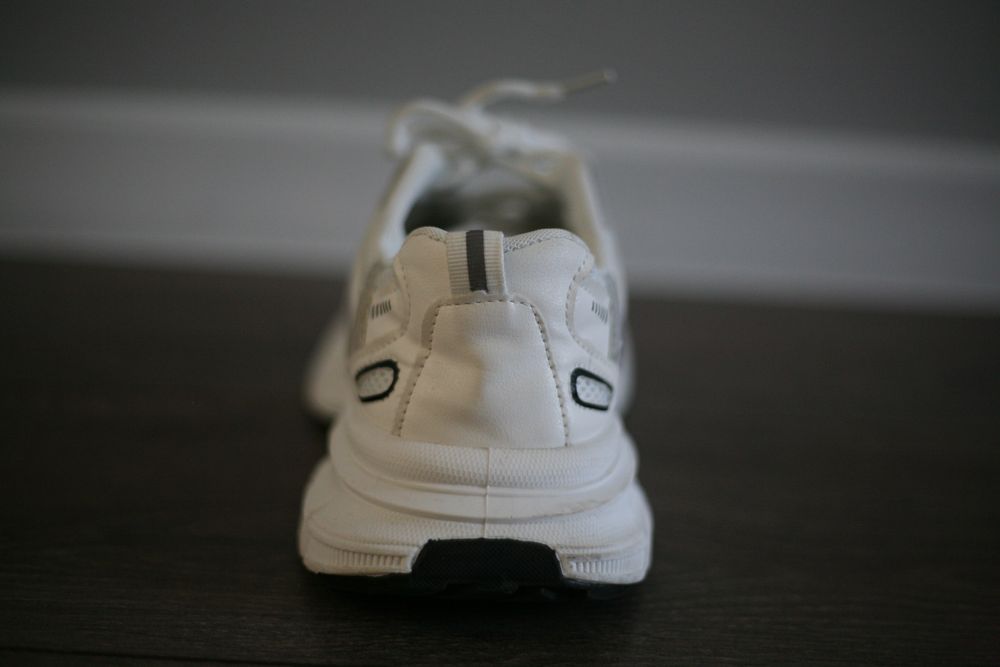 Кросівки білі з сітчатою вставкою