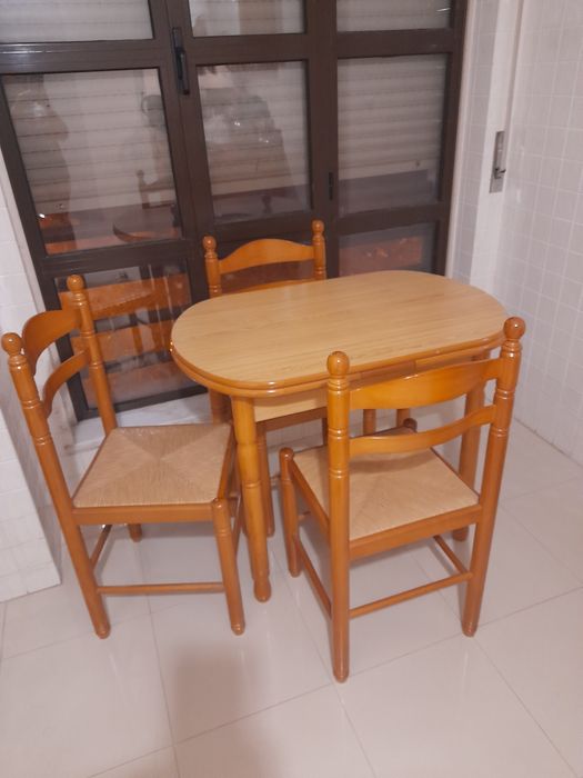 Mesa de cozinha + 4 cadeiras