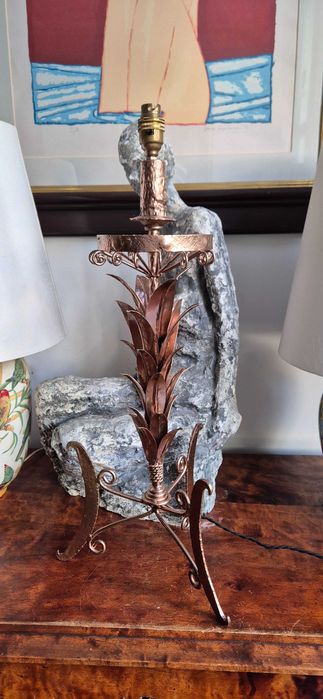 Lampa wykonana z kutego metalu Chanel Hollywood Regency design