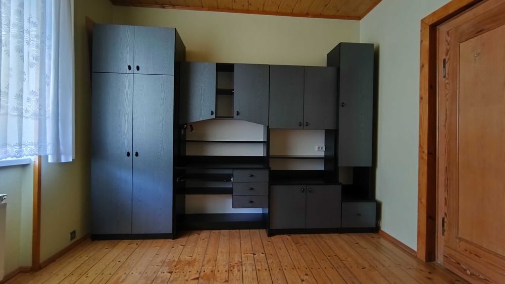 Zestaw mebli z biurkiem i szafą, meblościanka dł. 3 m