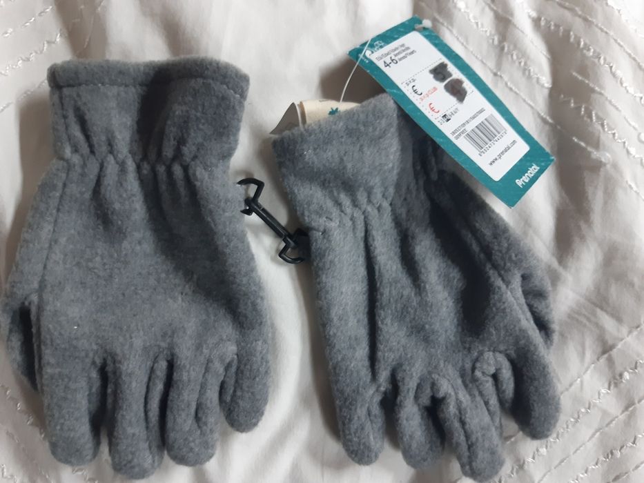 Luvas  novas dos 4 aos 6 anos e cachecol panda e os caricas