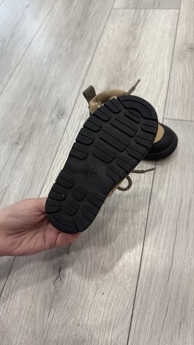 Дитяче взуття zara