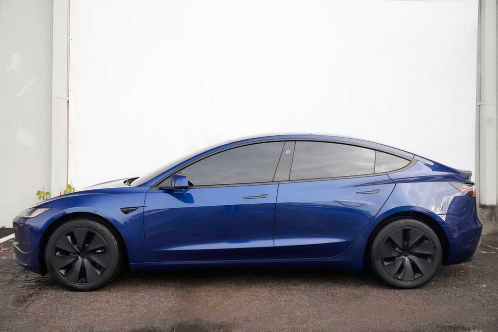 Tesla Model 3      2025