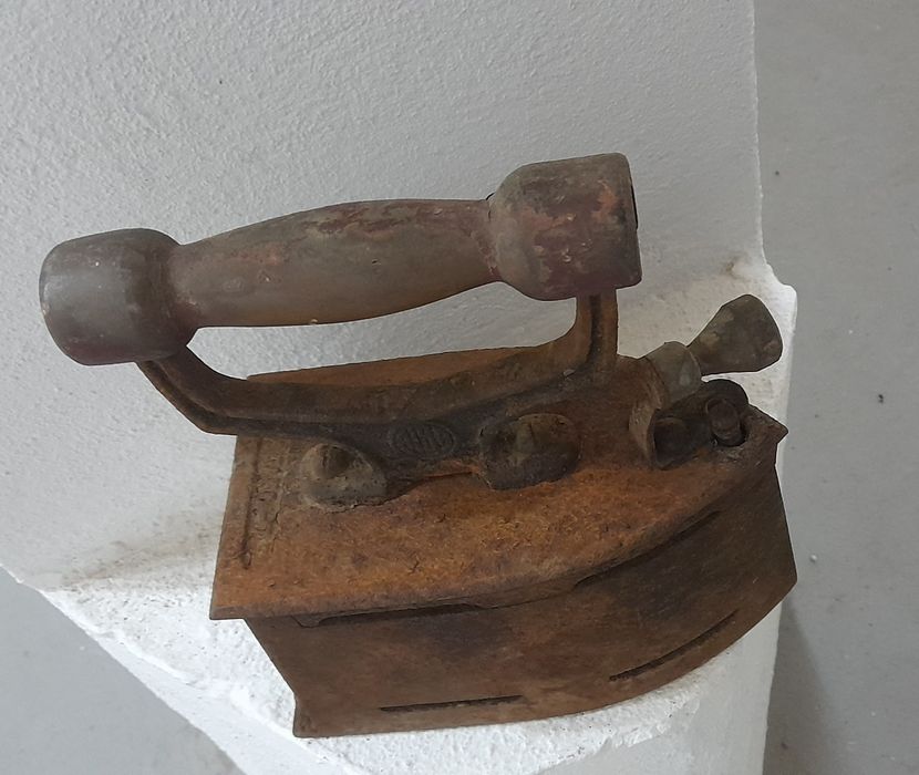 Ferro de engomar a carvão muito antigo - ÚLTIMOS DIAS